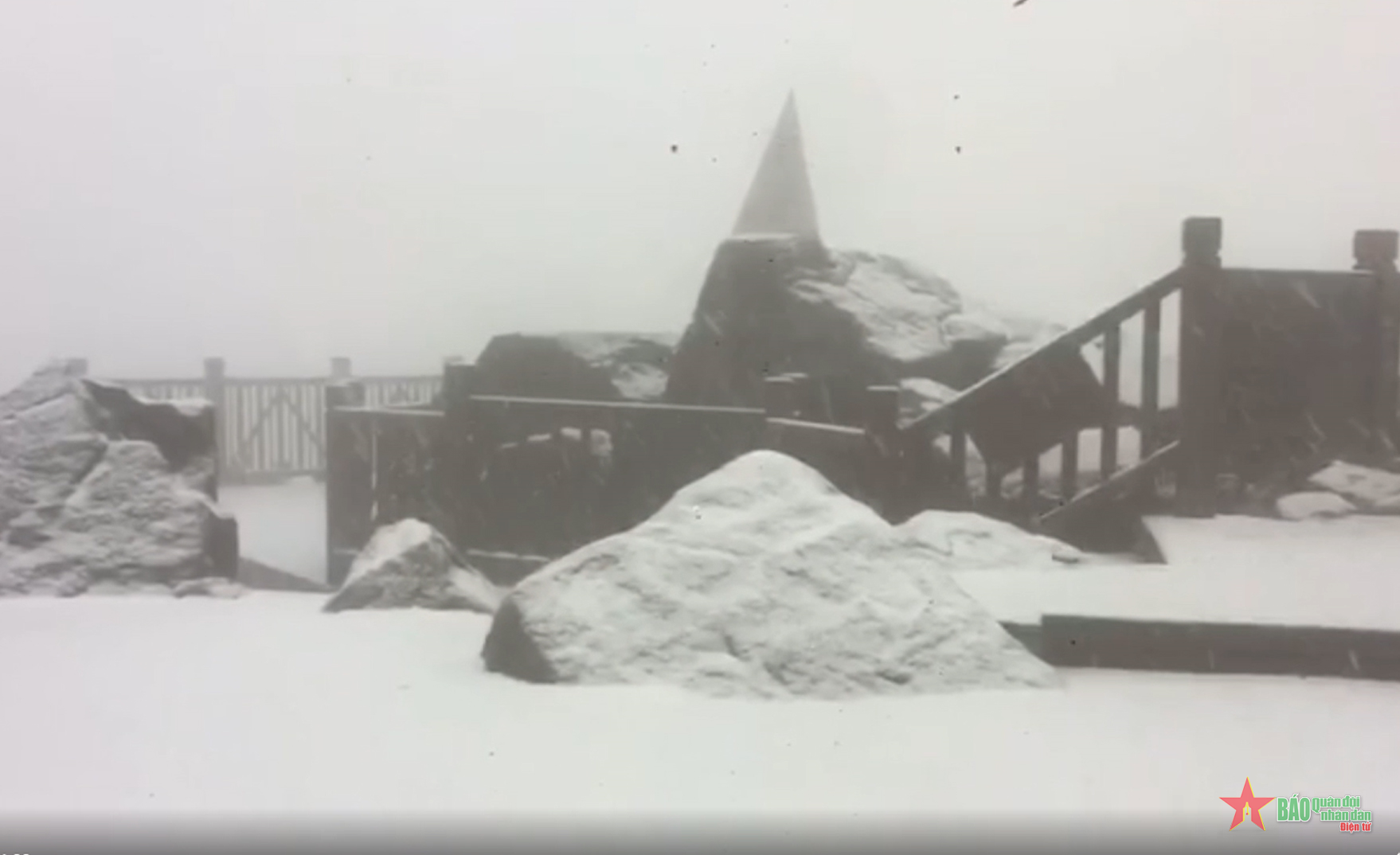 Tuyết rơi phủ trắng đỉnh Fansipan