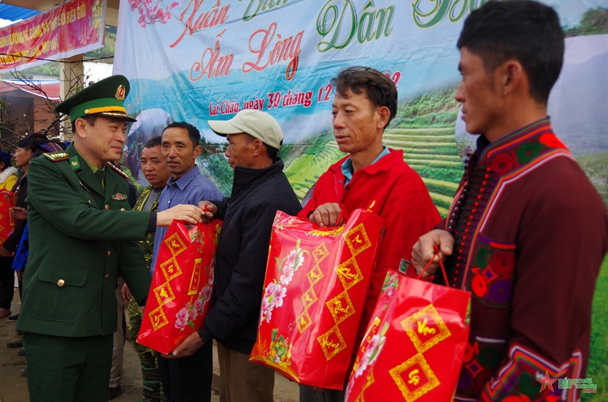 Ấm áp chương trình “Xuân Biên phòng ấm lòng dân bản”