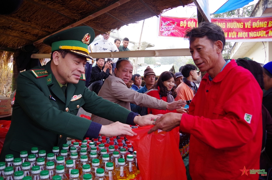 Ấm áp chương trình “Xuân Biên phòng ấm lòng dân bản”