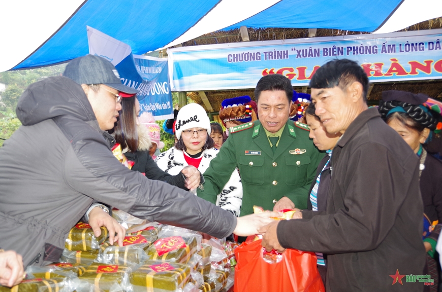 Ấm áp chương trình “Xuân Biên phòng ấm lòng dân bản”