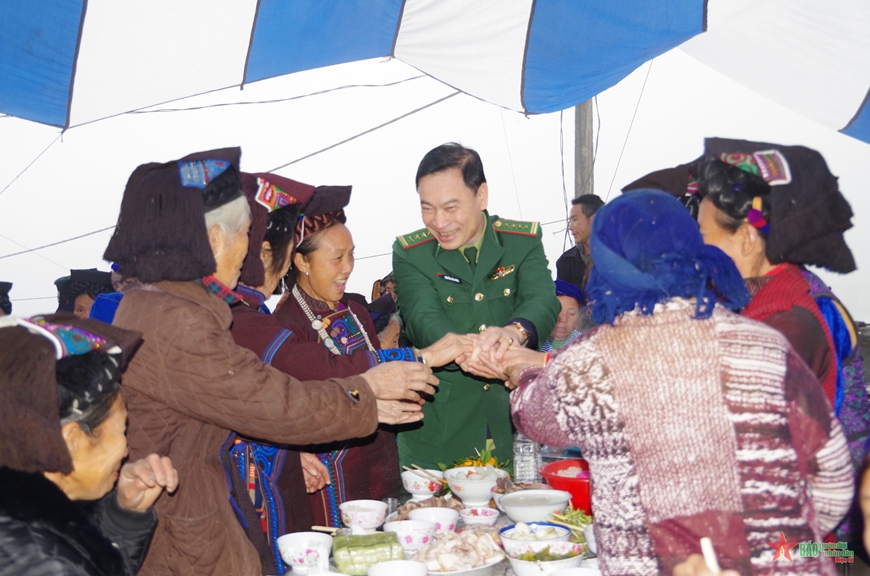 Ấm áp chương trình “Xuân Biên phòng ấm lòng dân bản”