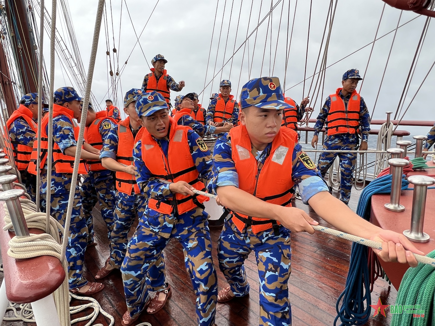 Trên hải trình “nghiêng” mang thông điệp hòa bình - Bài 2: Gắn bó với… gian khó, hiểm nguy