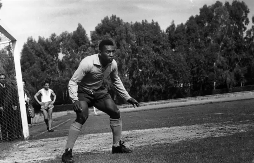 Cuộc đời và sự nghiệp lẫy lừng của “Vua bóng đá” Pele qua những bức ảnh