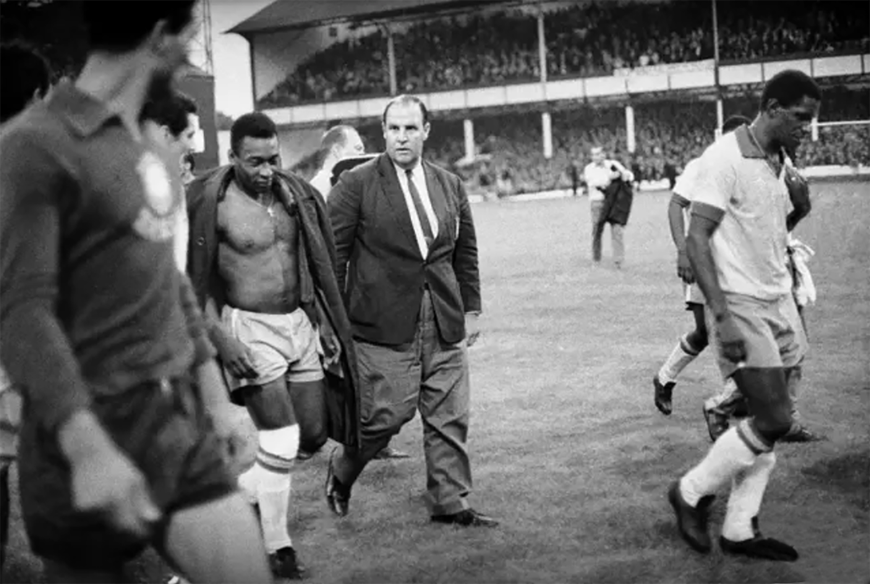 Cuộc đời và sự nghiệp lẫy lừng của “Vua bóng đá” Pele qua những bức ảnh