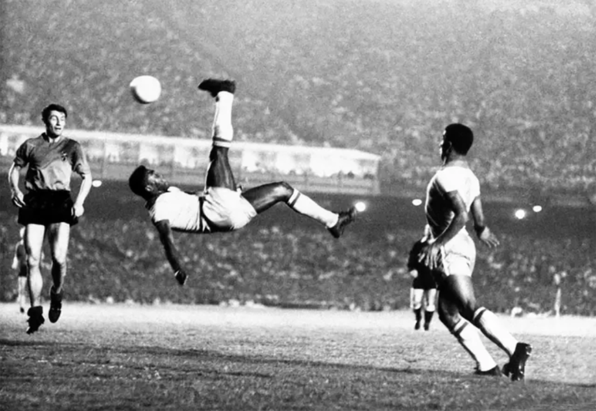 Cuộc đời và sự nghiệp lẫy lừng của “Vua bóng đá” Pele qua những bức ảnh