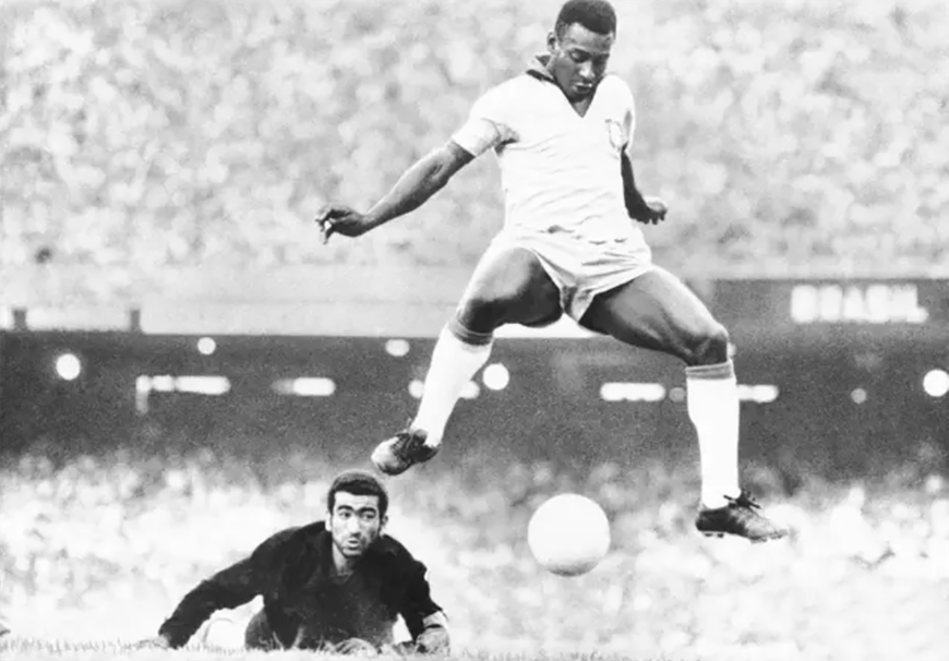 Cuộc đời và sự nghiệp lẫy lừng của “Vua bóng đá” Pele qua những bức ảnh