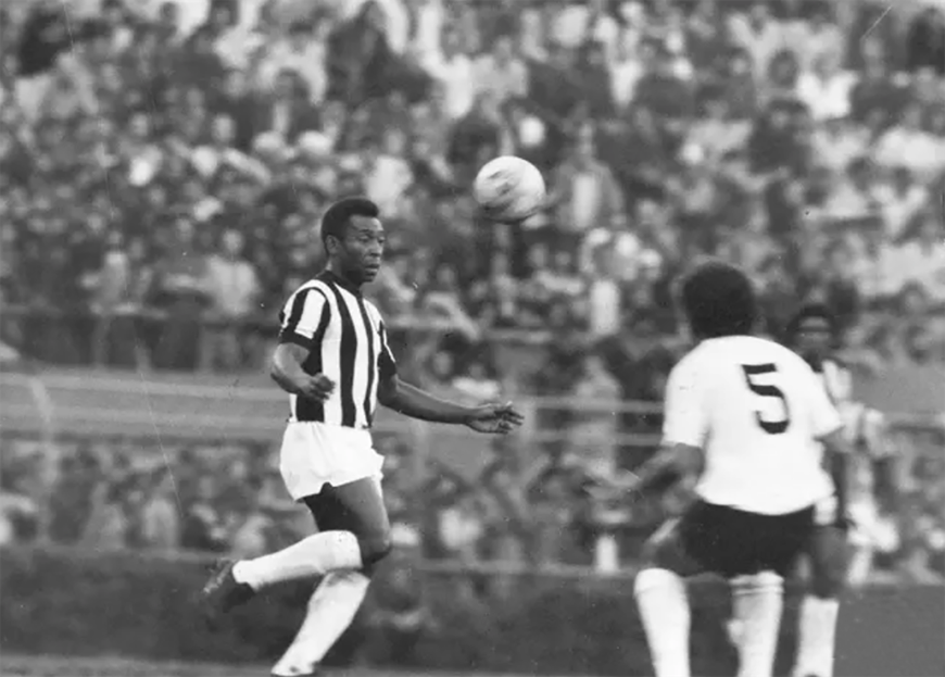 Cuộc đời và sự nghiệp lẫy lừng của “Vua bóng đá” Pele qua những bức ảnh