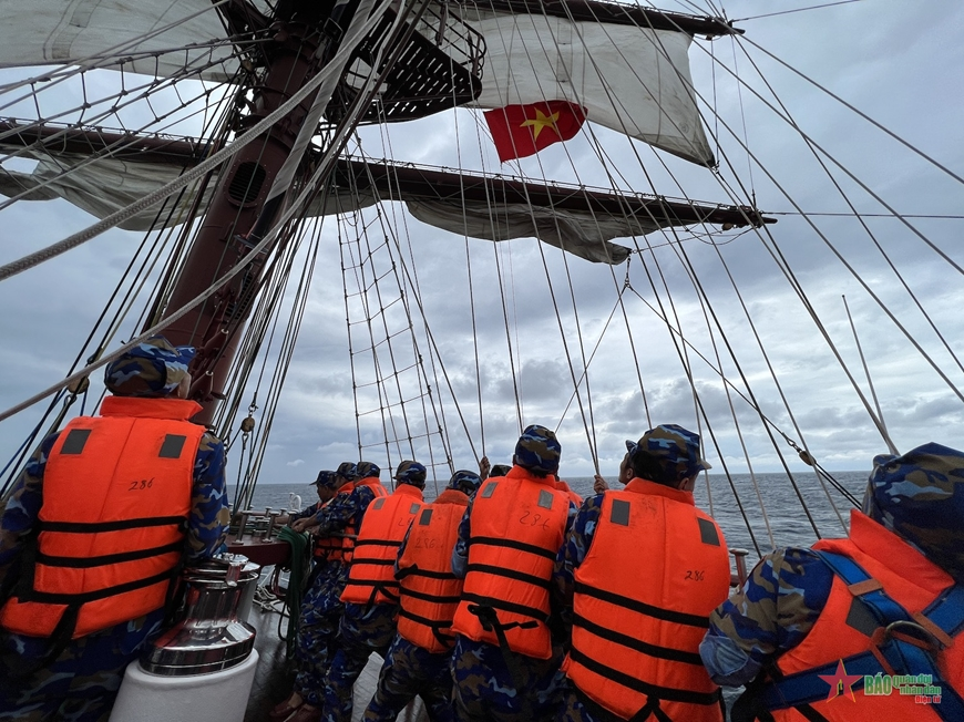 Trên hải trình “nghiêng” mang thông điệp hoà bình - Bài 1: “Giảng đường” giữa biển khơi