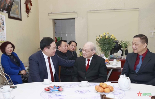 Chủ tịch Quốc hội Vương Đình Huệ thăm, chúc Tết gia đình cố Chủ tịch Quốc hội Bùi Bằng Đoàn, Lê Quang Đạo