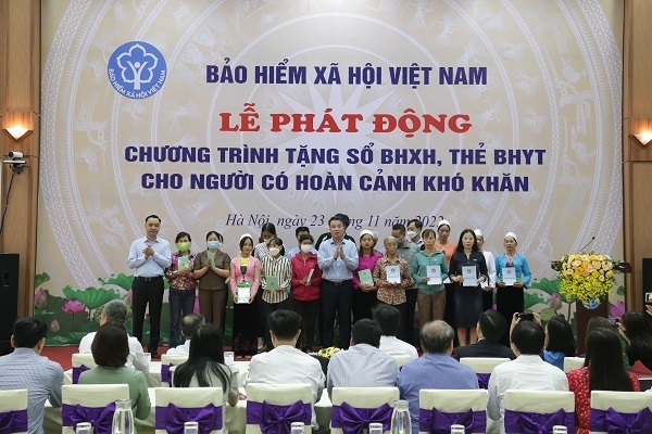 Tặng sổ bảo hiểm xã hội, thẻ bảo hiểm y tế: Chung tay dệt lưới an sinh