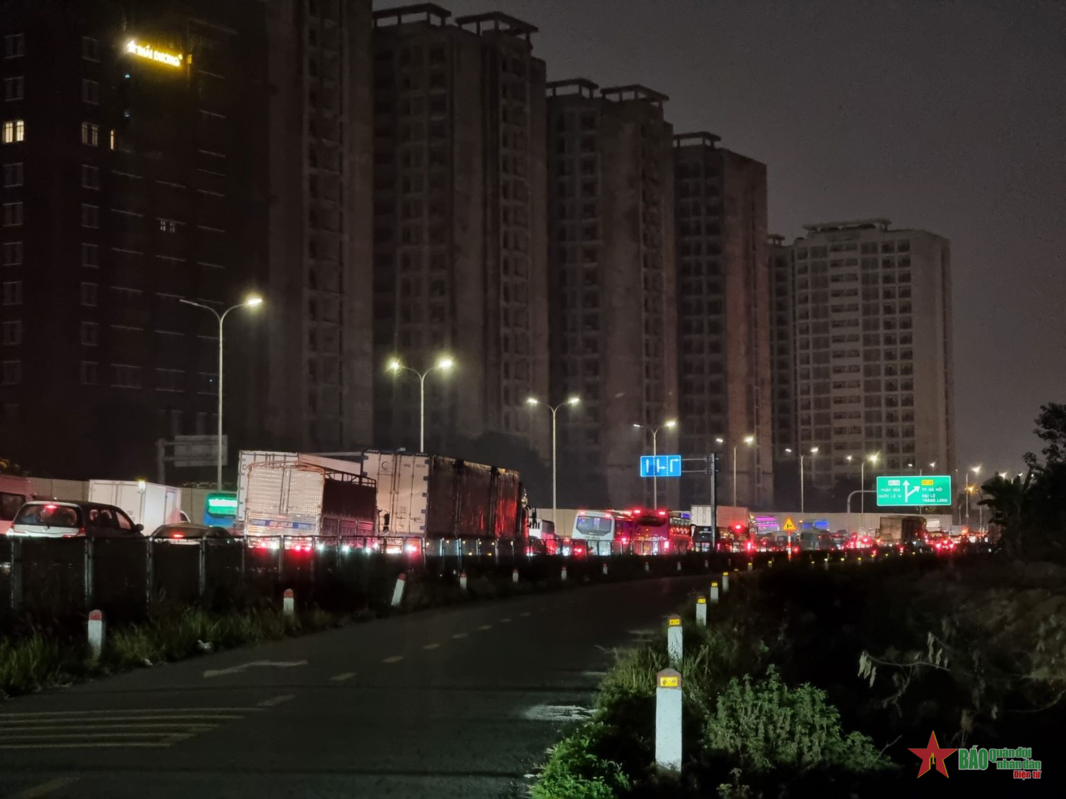 Người dân ùn ùn trở lại Thủ đô sau kỳ nghỉ lễ Tết Dương lịch 2023