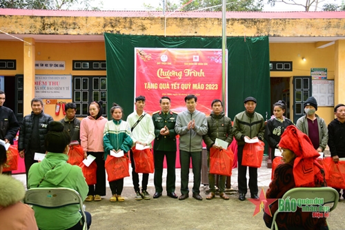 Báo Quân đội nhân dân và Quỹ Thiện tâm-Tập đoàn Vingroup trao 500 suất quà Tết tặng hộ nghèo tỉnh Điện Biên