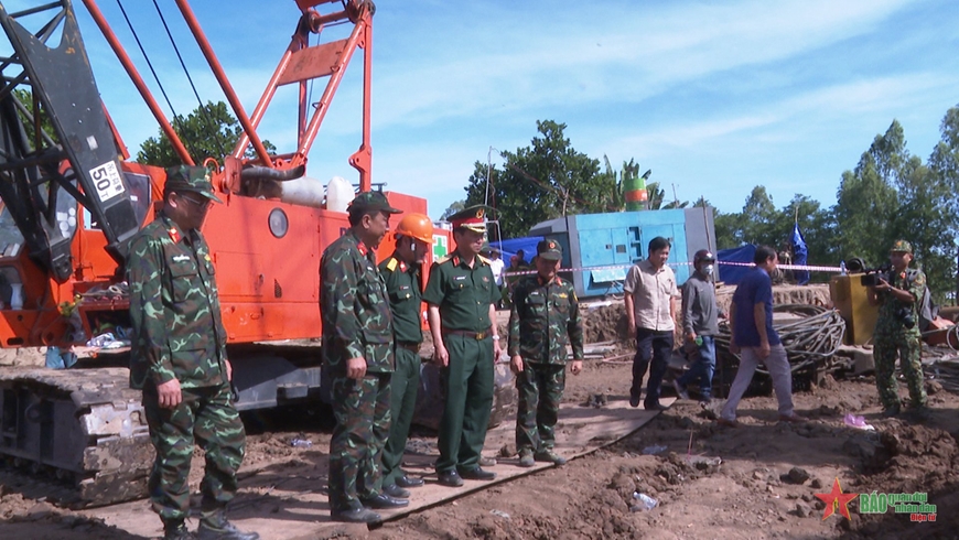 Lực lượng cứu hộ, cứu nạn tiến hành kiểm tra ống vách thép để tìm cách cứu cháu bé