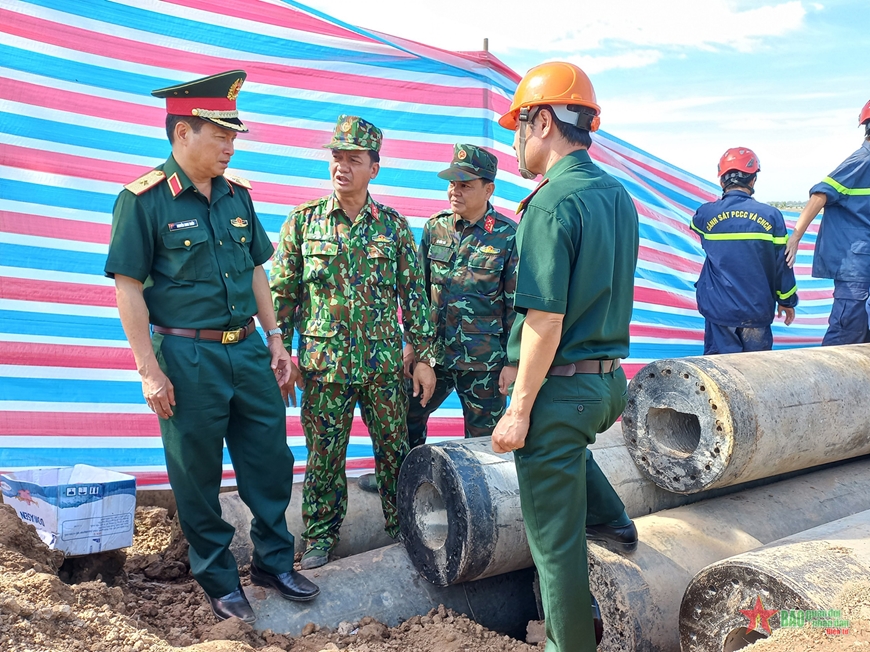 Lực lượng cứu hộ, cứu nạn tiến hành kiểm tra ống vách thép để tìm cách cứu cháu bé