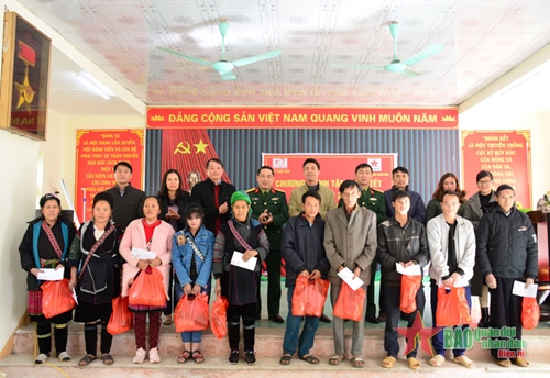 Báo Quân đội nhân dân phối hợp với Quỹ Thiện tâm-Tập đoàn Vingroup trao 500 suất quà Tết tặng hộ nghèo tỉnh Lai Châu