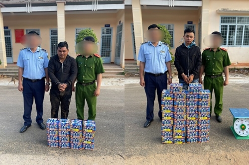 Bình Phước bắt giữ hai đối tượng vận chuyển 100kg pháo lậu