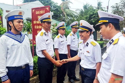 Đoàn công tác Vùng 2 Hải quân thăm, chúc Tết các đơn vị tại huyện Côn Đảo
