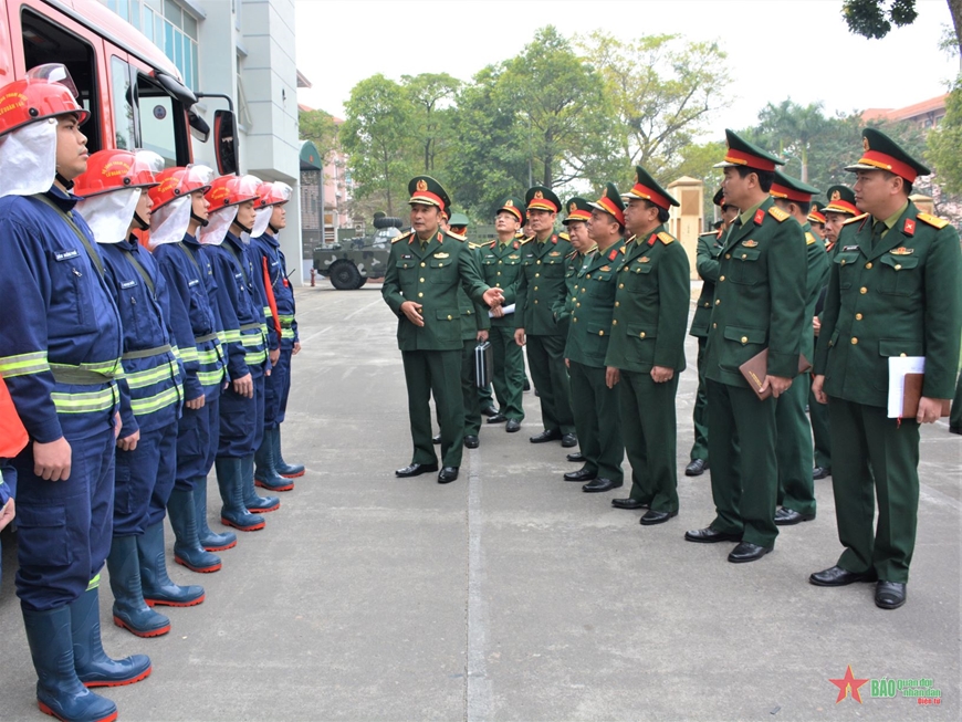 Thượng tướng Phùng Sĩ Tấn kiểm tra sẵn sàng chiến đấu và chúc tết tại Lữ đoàn 144