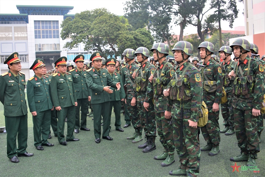 Thượng tướng Phùng Sĩ Tấn kiểm tra sẵn sàng chiến đấu và chúc tết tại Lữ đoàn 144