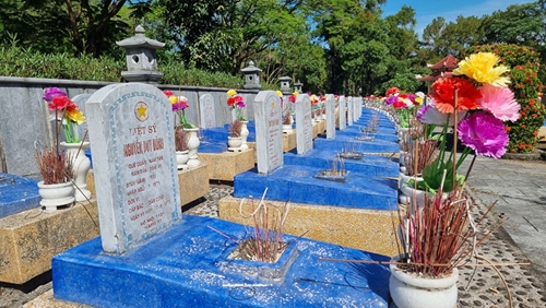 Tìm phần mộ các liệt sĩ: Lê Văn Thặng, Trần Văn Sỹ, Trần Văn Triệu