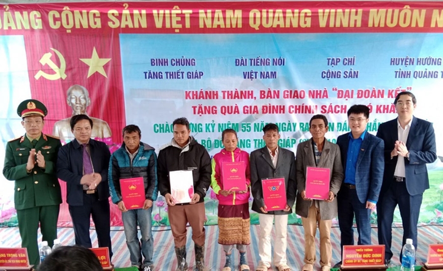 Binh chủng Tăng thiết giáp bàn giao nhà “Đại đoàn kết” tại Quảng Trị