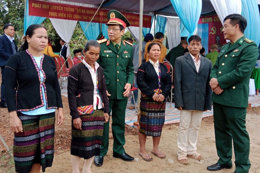 Binh chủng Tăng thiết giáp bàn giao nhà “Đại đoàn kết” tại Quảng Trị