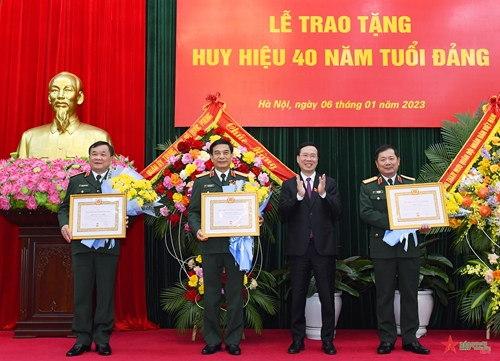 Trao Huy hiệu 40 năm tuổi Đảng tặng các đồng chí lãnh đạo Bộ Quốc phòng