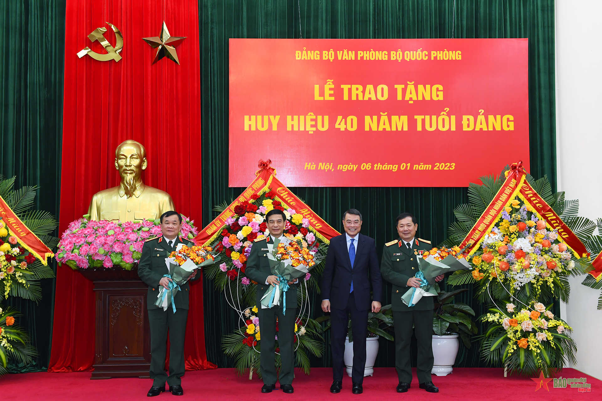 Trao Huy hiệu 45 năm tuổi Đảng tặng đồng chí Đại tướng Lương Cường