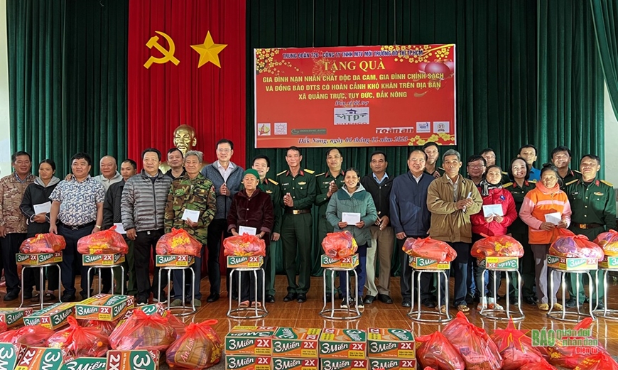 Trung đoàn 726 trao quà Tết tặng hộ nghèo