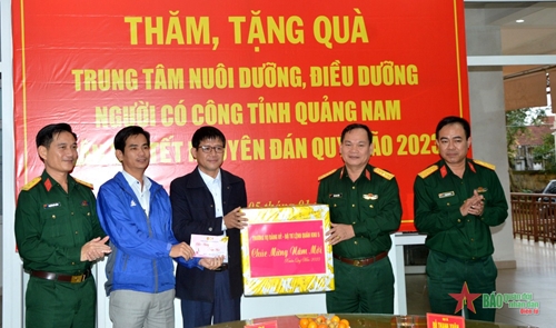 Quân khu 5 tặng quà Trung tâm nuôi dưỡng, điều dưỡng người có công tỉnh Quảng Nam
