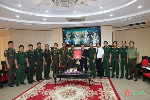 Bộ tư lệnh Cảnh vệ Quân đội Hoàng gia Campuchia thăm, chúc Tết tại tỉnh Bạc Liêu

