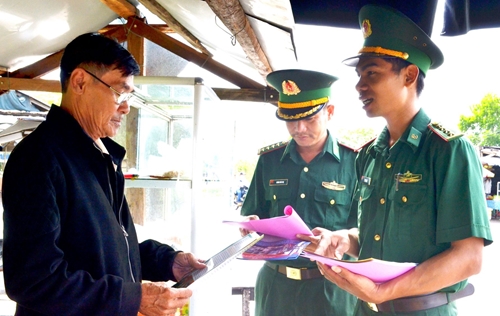 Bộ đội Biên phòng tỉnh Đắk Lắk: Nỗ lực vận động nhân dân giao nộp vũ khí, vật liệu nổ