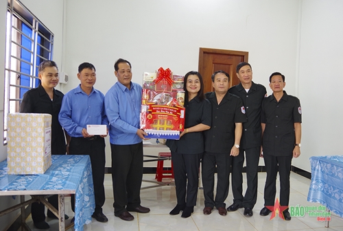 Ban chỉ đạo 515 tỉnh Đắk Lắk thăm, tặng quà Tết Đội K51 đang làm nhiệm vụ tại Campuchia