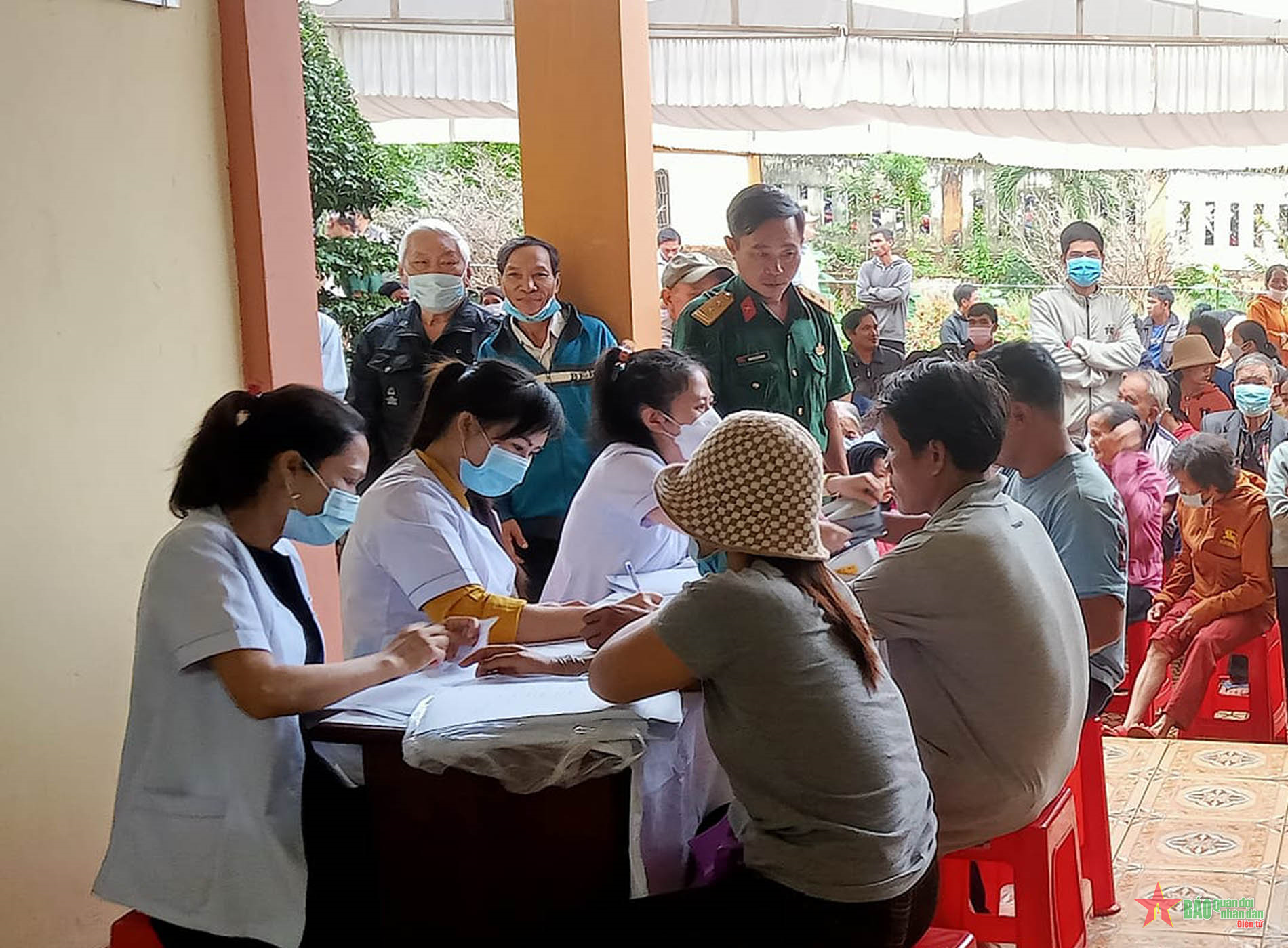 Đoàn Kinh tế - Quốc phòng 778 (Quân khu 7) phối hợp khám bệnh, trao quà tặng người nghèo