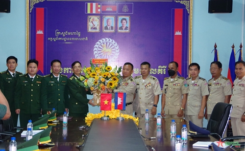 Bộ đội Biên phòng tỉnh Đắk Nông chúc mừng Lực lượng vũ trang tỉnh Mondulkiri, Campuchia 