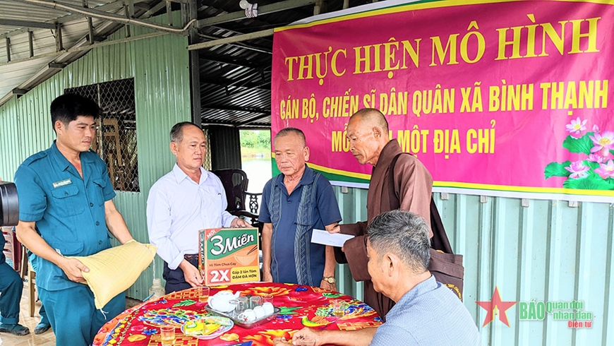 Đại diện Ban CHQS xã Bình Thạnh cùng cấp ủy, chính quyền địa phương thăm, tặng quà gia đình chính sách hoàn cảnh khó khăn.