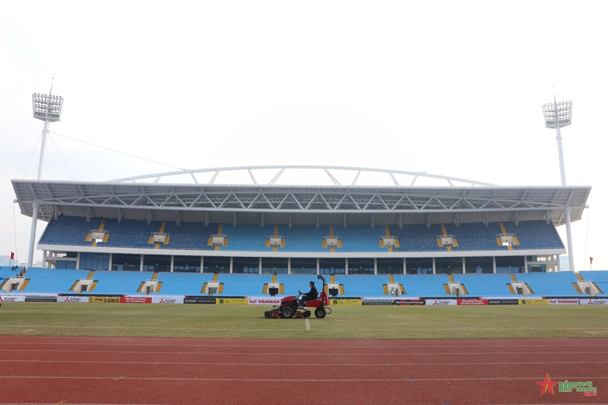 Ban quản lý gấp rút cải thiện mặt cỏ, tình nguyện viên dọn sạch sân Mỹ Đình