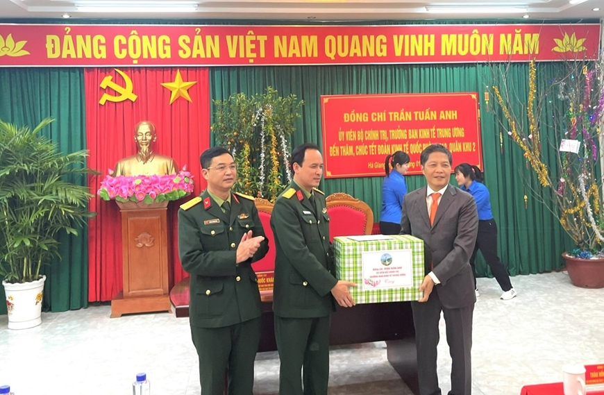 Ban Kinh tế Trung ương tặng quà người lao động, hộ nghèo, gia đình chính sách tại Hà Giang