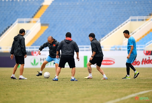 Thầy Park thoải mái đá bóng cùng học trò trước trận Việt Nam gặp Indonesia