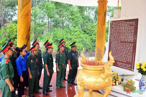 Dâng hương các anh hùng liệt sĩ tại Khu lưu niệm Trường Sĩ quan Lục quân 2