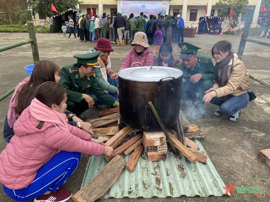 Rộn ràng “Xuân Biên phòng-Ấm lòng dân bản” tại Tây Giang