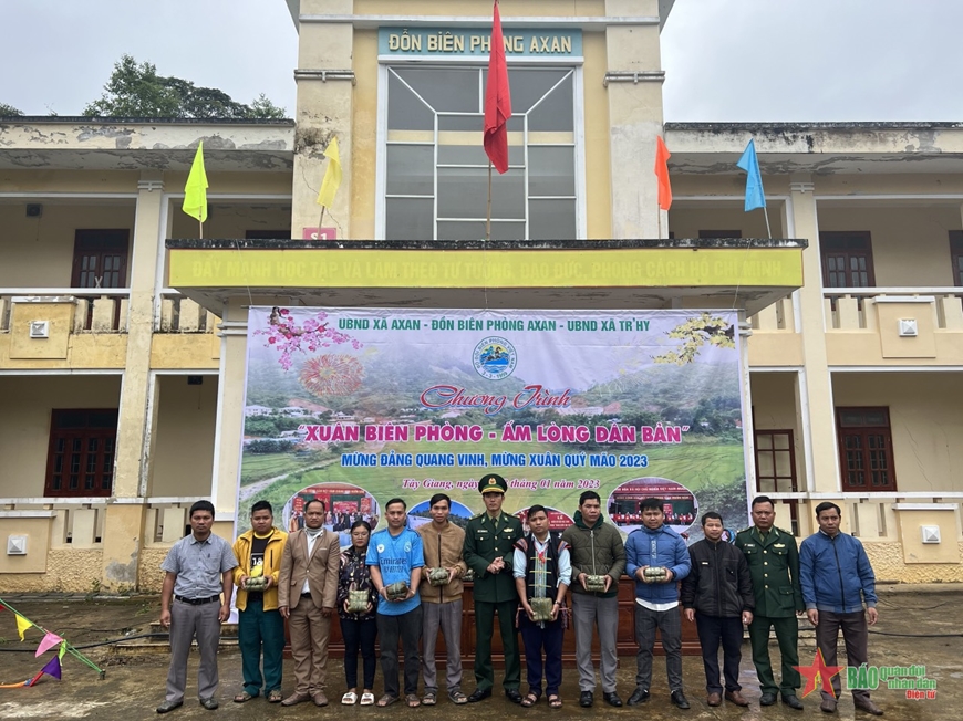 Rộn ràng “Xuân Biên phòng-Ấm lòng dân bản” tại Tây Giang