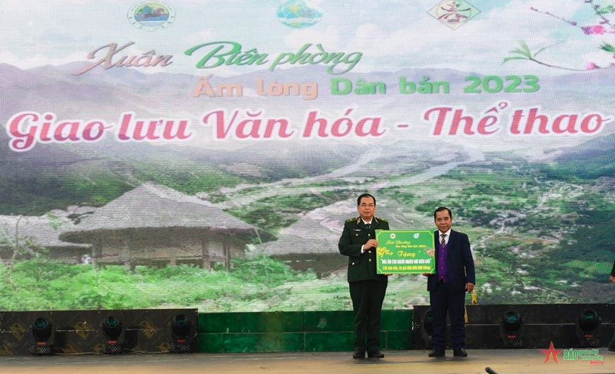 Rộn ràng ngày hội “Xuân Biên phòng, ấm lòng dân bản”