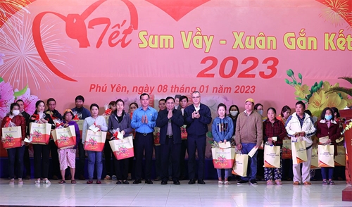 Thủ tướng Chính phủ Phạm Minh Chính dự Chương trình “Tết sum vầy - Xuân gắn kết” năm 2023