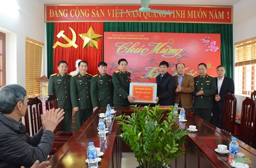 Thiếu tướng Nguyễn Văn Gấu thăm, chúc Tết Bộ CHQS tỉnh Bắc Giang và người có công trên địa bàn tỉnh Bắc Giang, Bắc Ninh