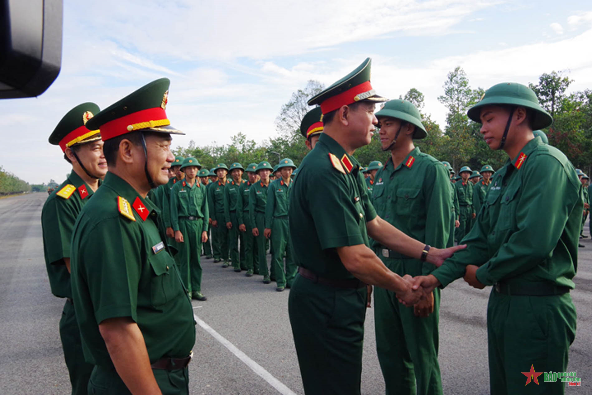 Bộ tư lệnh Quân khu 7 thăm, chúc Tết cán bộ, chiến sĩ Sư đoàn 5