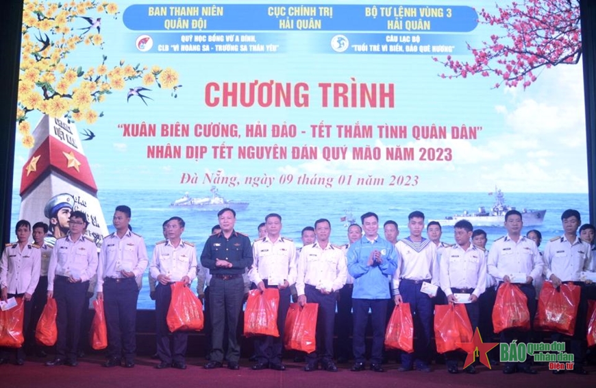 Tặng gần 200 suất quà tại Chương trình “Xuân biên cương, hải đảo - Tết thắm tình quân dân”