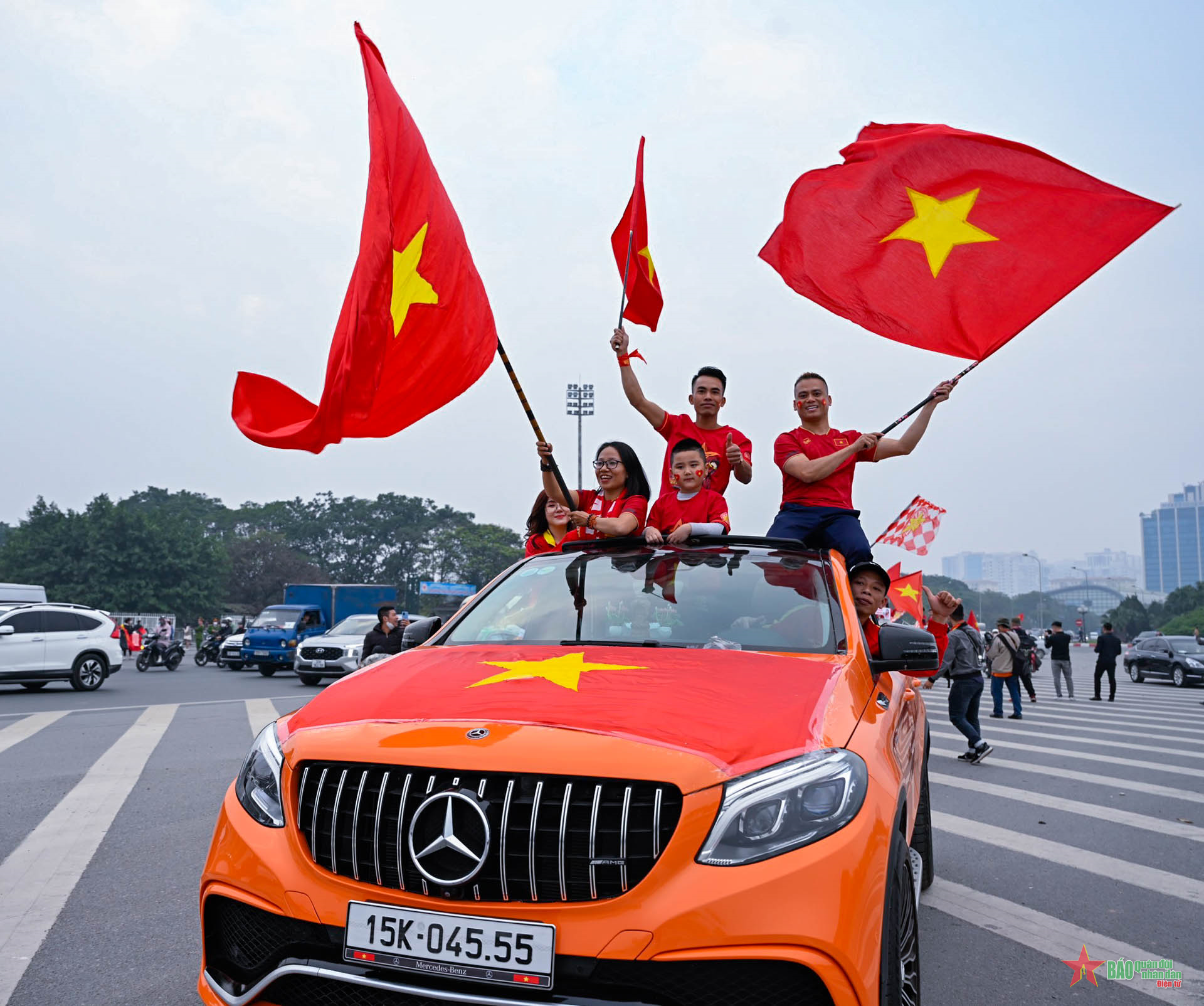 Cổ động viên hâm nóng không khí Mỹ Đình trước giờ bóng lăn