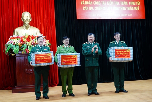 Thượng tướng Hoàng Xuân Chiến kiểm tra, chúc Tết tại tỉnh Thừa Thiên Huế


