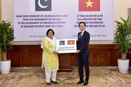 Trao tượng trưng 100.000USD hỗ trợ Pakistan khắc phục hậu quả lũ lụt

